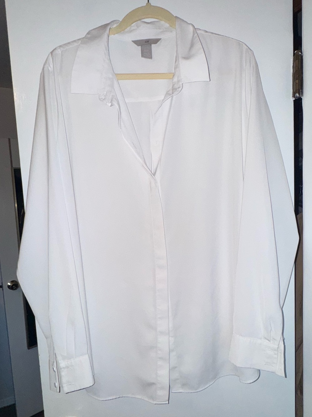H&M White Collared Button-Up Shirt